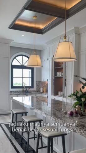 Dapur tersebut tampak luas dengan berbagai furniture mewah di dalamnya.