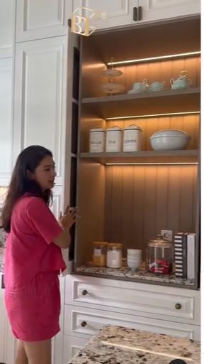 Ia juga memiliki area khusus untuk membuat breakfast mulai dari alat kopi hingga berbagai alat masak lainnya.