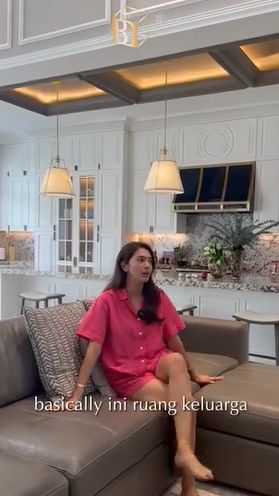Dapur tersebut langsung menyatu dengan area ruang keluarga.
