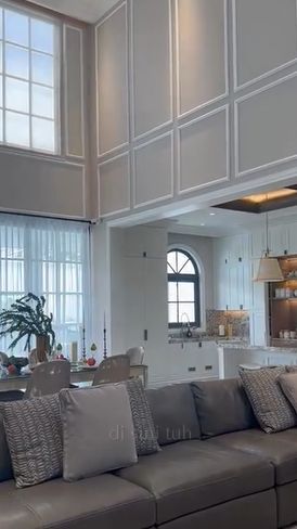 Bagi Nabila area dapur dan living room ini adalah jantung di rumahnya sehingga ia sangat detail dalam pemilihan furniturenya.