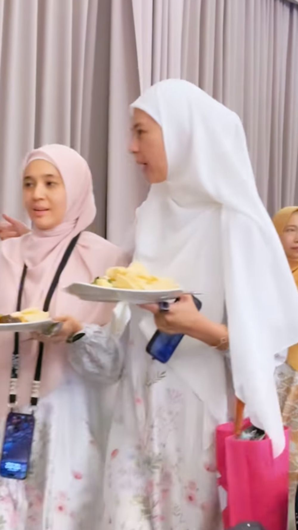 Paula dan Dhini terlihat begitu dekat saat asyik makan bareng.