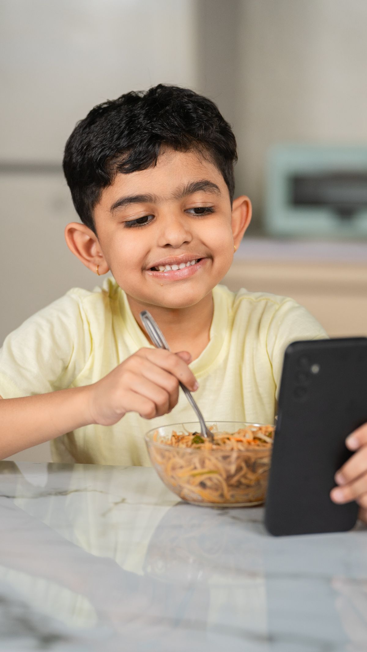 Kasih Anak Gadget di Usia Dini Bisa Picu 3 Masalah Serius  