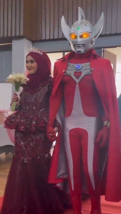 Pernikahan Viral, Pengantin Pria Pakai Kostum Ultraman: 'Istri Tahu Betapa Pentingnya Ini dalam Hidup Saya'