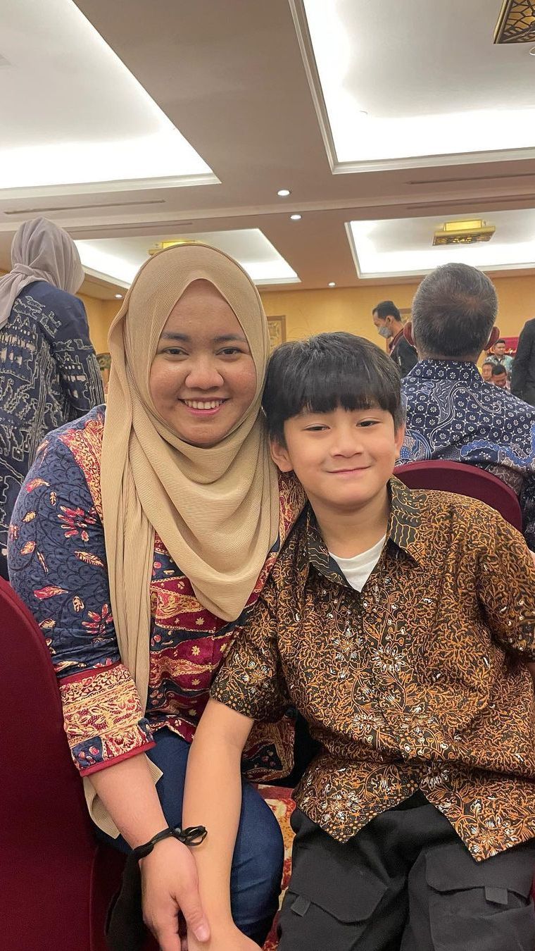 Begitu pula dengan sang kakak, Rafathar Malik Ahmad dengan pengasuhnya, Mbak Lala.