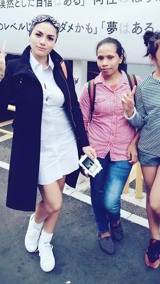 Anak kedua artis Nikita Mirzani, Azka Raqilla Mawardi memiliki pengasuh yang bernama Sherly Yohanes.