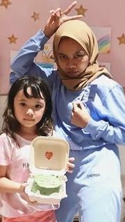 Gempita Noura Marten, putri semata wayang Gisella Anastasia dan Gading Marten juga memiliki pengasuh bernama Koneng