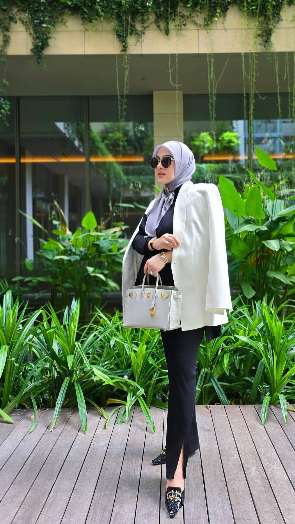 Namun berkat buah kesabarannya, kini Syahrini bisa kembali tersenyum dan berharap kehamilan ketiganya ini senantiasa dijaga hingga kelahirannya nanti.