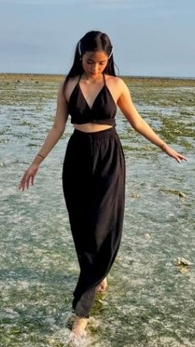 Fuji dengan setelan serba hitam saat bermain di pantai begitu cantik dan imut.
