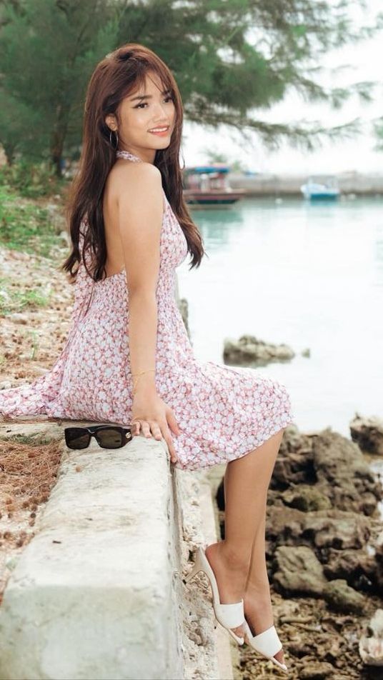 Dress mini motif bunga-bunga dipilih Fuji saat berlibur ke pantai bareng teman-teman.