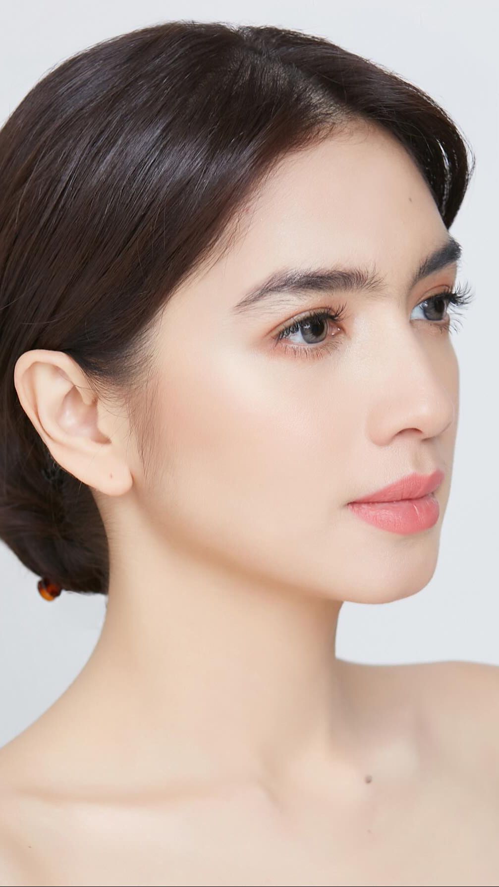 Kini setelah 2 bulan berlalu, Angel akhirnya memberanikan diri memposting wajah barunya di Instagram.