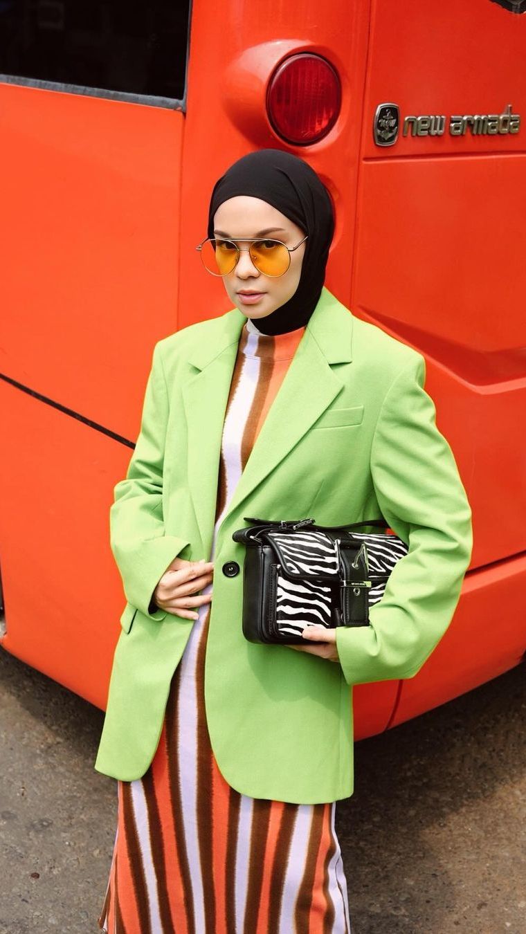 Tak melulu monoton, Namirah berani tampil dengan gaya unik memadukan warna-warna cerah.