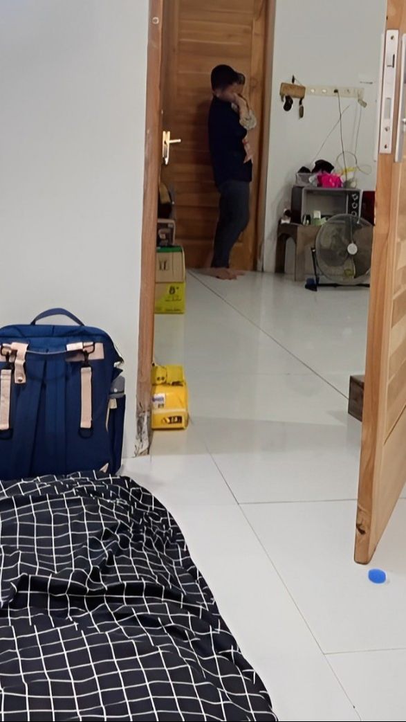 Manisnya Kakak Laki-laki Momong Adik Bayi yang Beda 11 Tahun