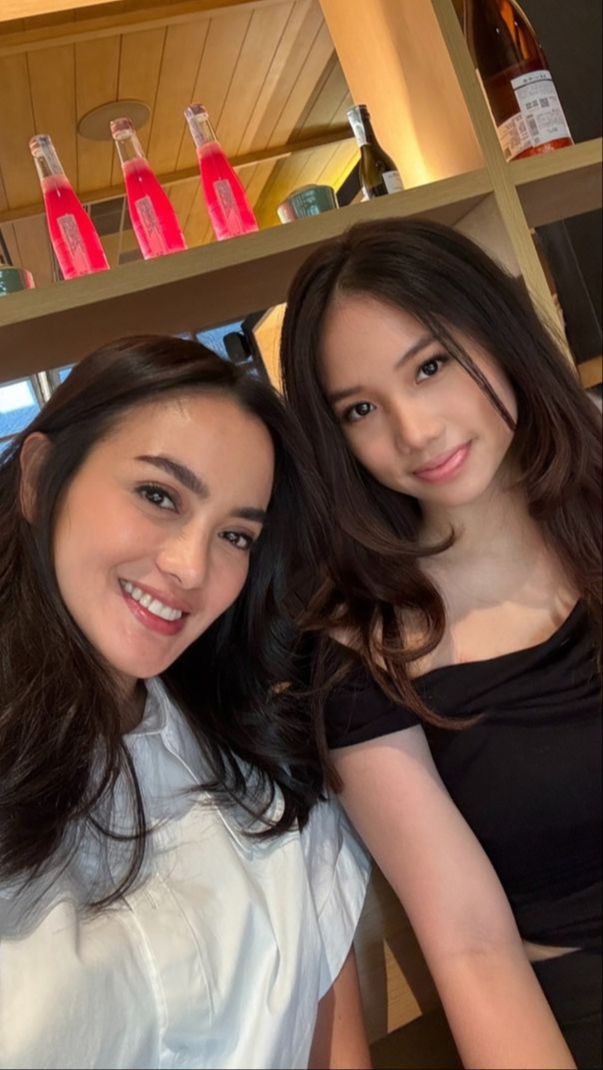 Bak Kakak-Adik, 8 Potret Ririn Ekawati Hangout Bareng Putrinya yang Lagi Mudik ke Indonesia