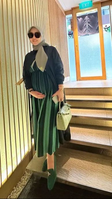 5 Potret Syahrini yang Kehamilannya Ternyata `Dirahasiakan` Sejak Januari 2024, Tampil Cantik Serba Hijau