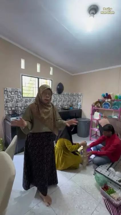 Ada rakk piring dan juga tempat menaruh kompor namun bukan kitchen set.