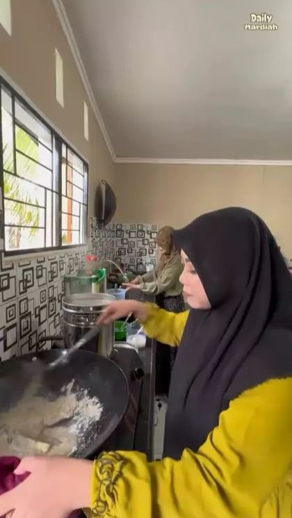 Kendati sederhana, dapur itu tampak bersih lho!