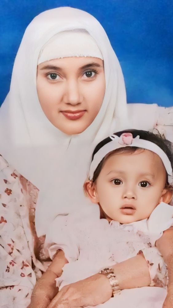 Bayi Perempuan Dipangku Ini Penyanyi Tenar Jebolan Ajang Pencarian Bakat, Gaya Hijabnya Pernah Jadi Tren