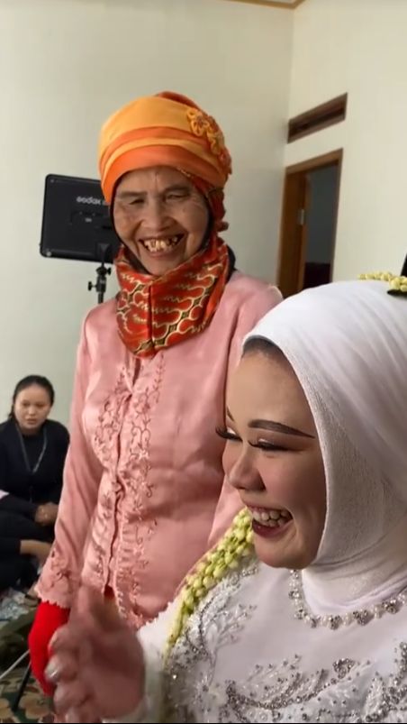 Gemas Banget! Aksi Nenek Usap Wajah Pengantin Wanita yang Telah Dirias Ini Bikin Elus Dada