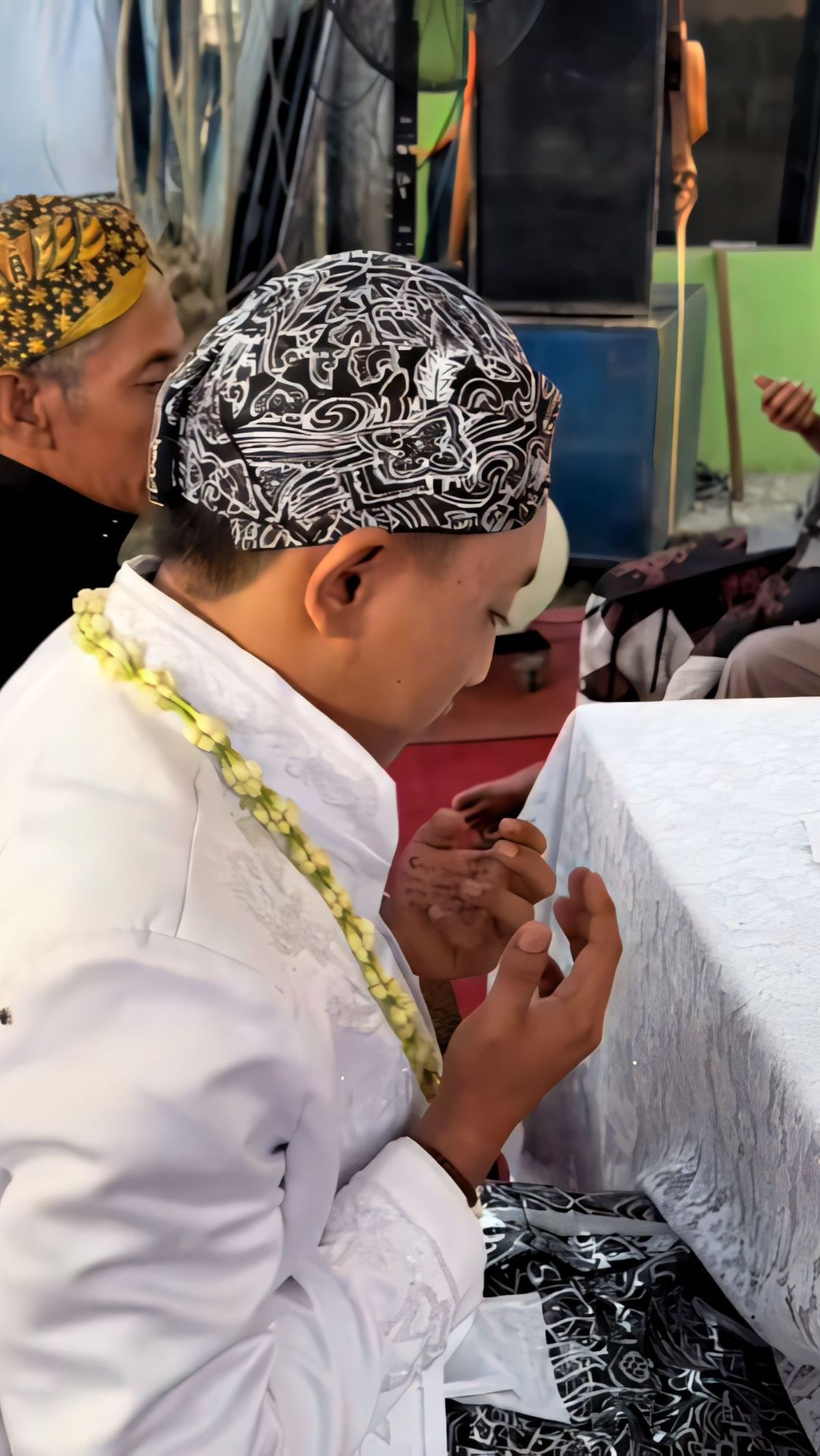 Takut Grogi dan Lupa Saat Ijab Kabul, Pengantin Pria Bikin Contekan di Telapak Tangan, Netizen: 'Ilmu Sekolah Berguna Juga Akhirnya'