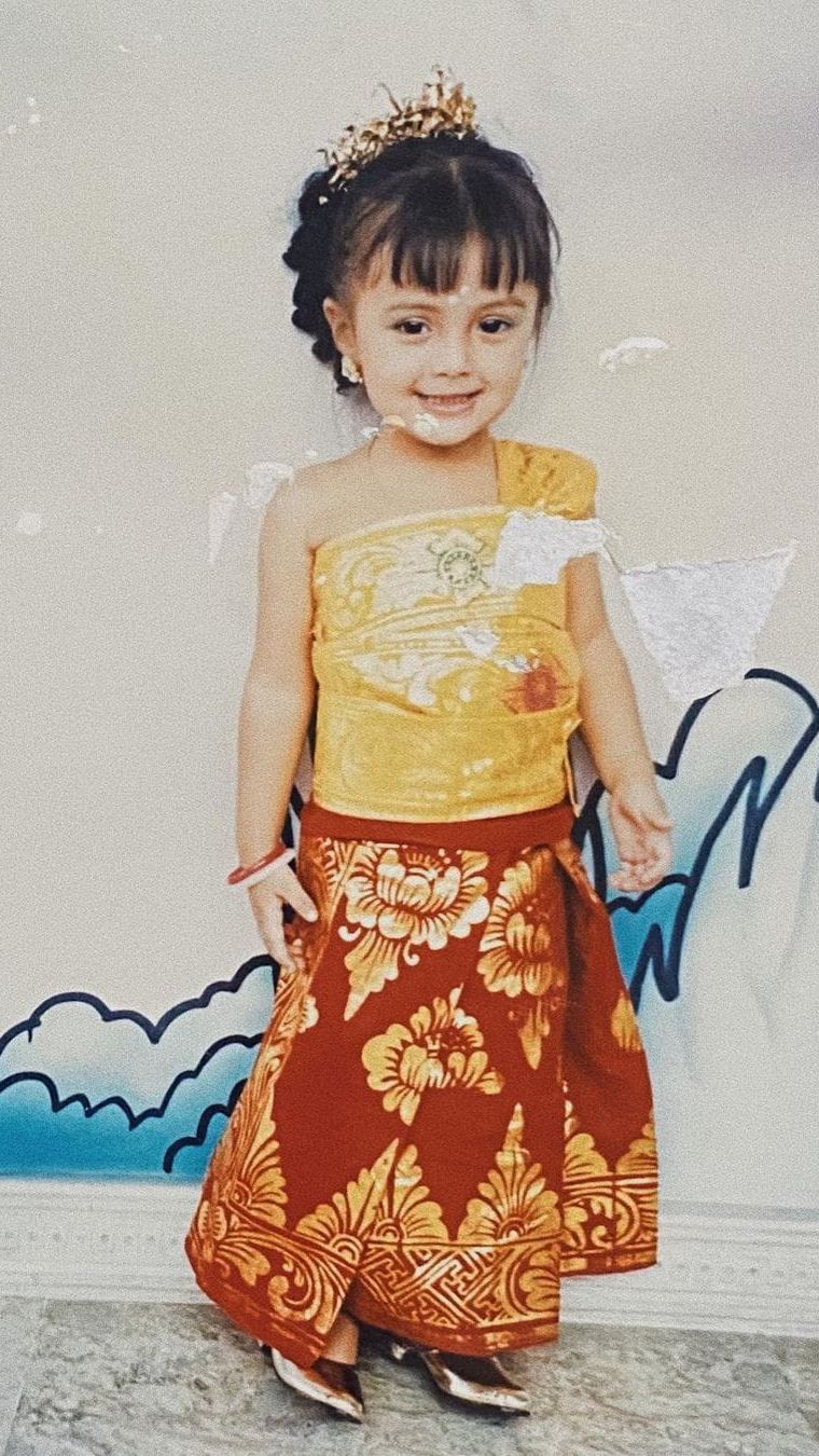 Dulu Langganan Bully, Bocah Berbaju Adat Bali Ini Sekarang Jadi Artis Terkenal, Bisa Tebak?
