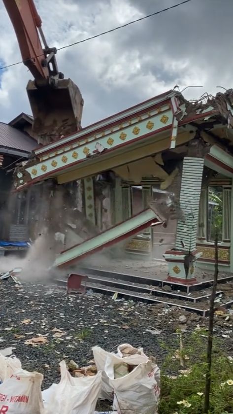 Detik-Detik Ekskavator Robohkan Rumah Wanita yang Berdiri di Atas Tanah Mertua, Nyesek Melihatnya