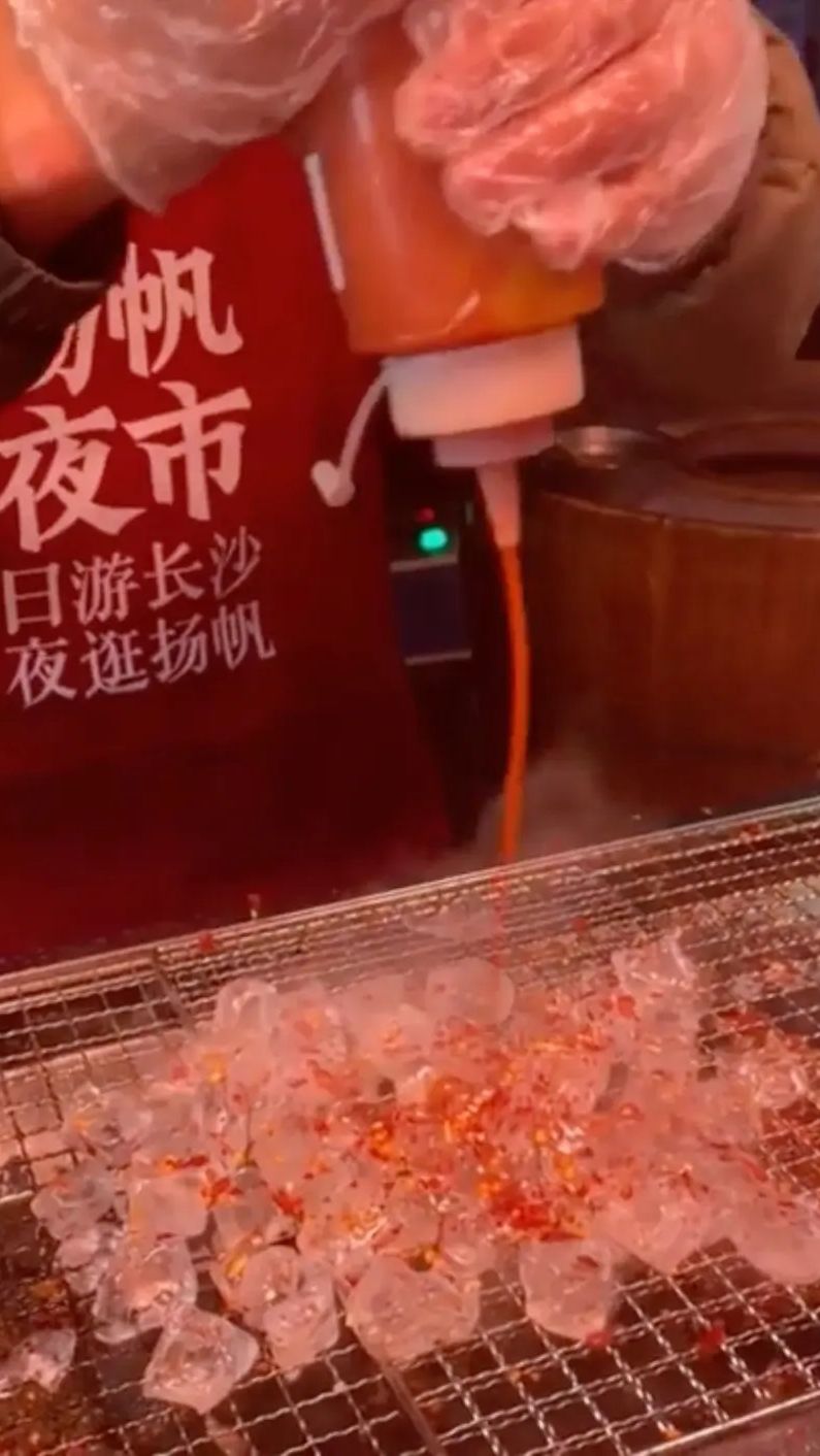 Viral Jajanan Nyeleneh Es Batu Panggang, Dibakar bak Daging Barbeque, Dimakan Pakai Saus Pedas