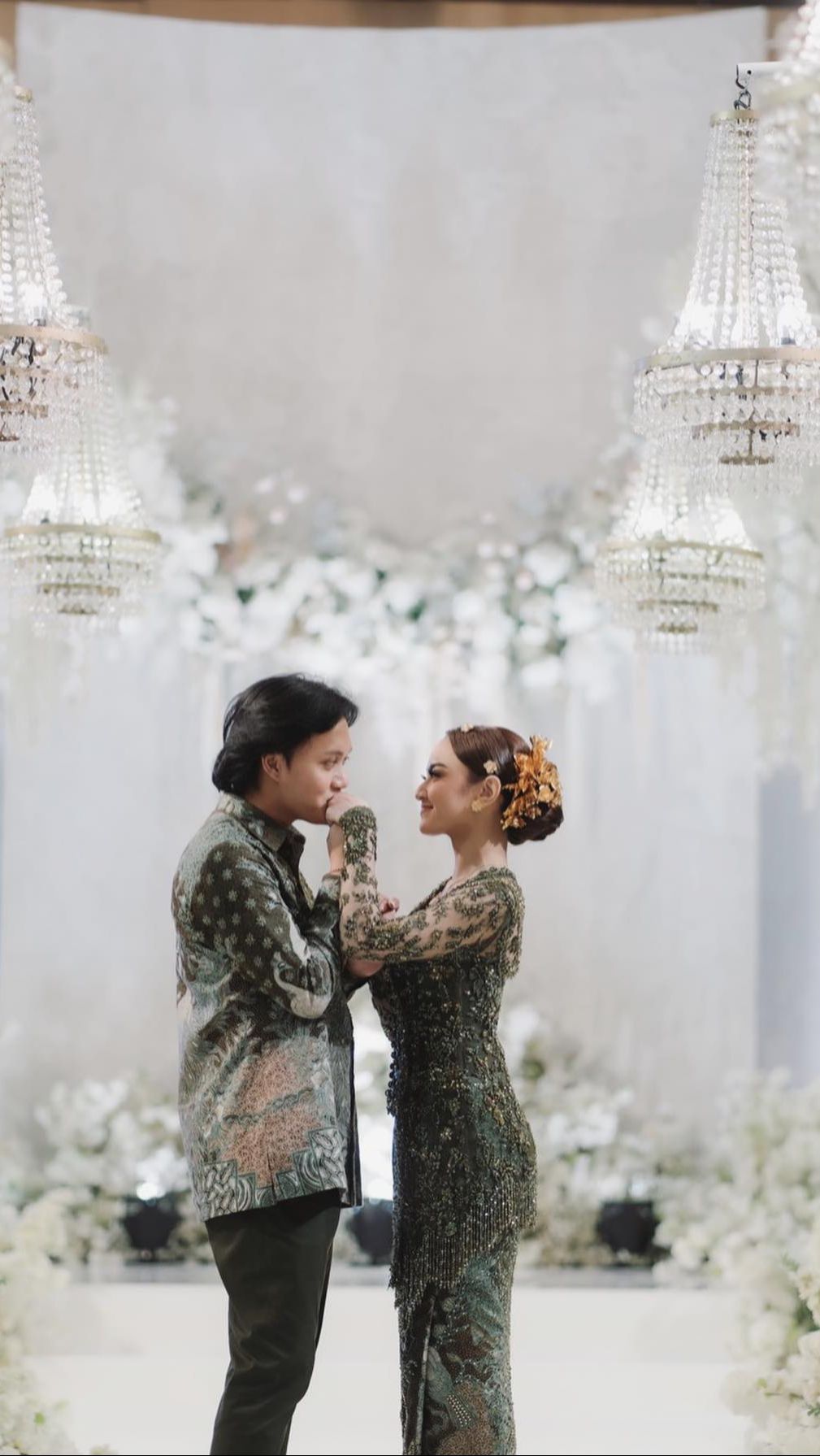 Kemudian pada Mei 2023, kedua pasangan kekasih ini tiba-tiba saja mengejutkan publik dengan pertunangan mereka. Acara tersebut berlangsung di salah satu hotel kawasan SCBD
