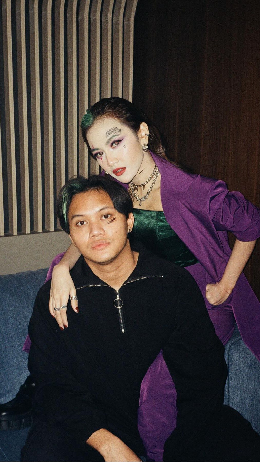 Namun setelah beberapa kali pertemuan, Rizky mulai melihat berbagai sisi lain Mahalini yang membuatnya semakin dekat. Terlebih ibunda Rizky dan Mahalini sama-sama telah meninggal dunia