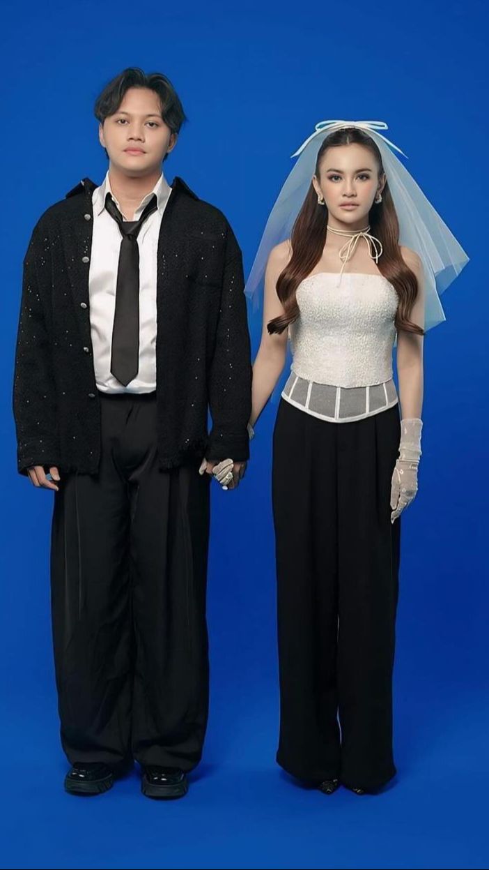 Inilah pemotretan terbaru Rizky Febian dan Mahalini. Keduanya tampil keren dalam outfit bernuansa hitam dan putih