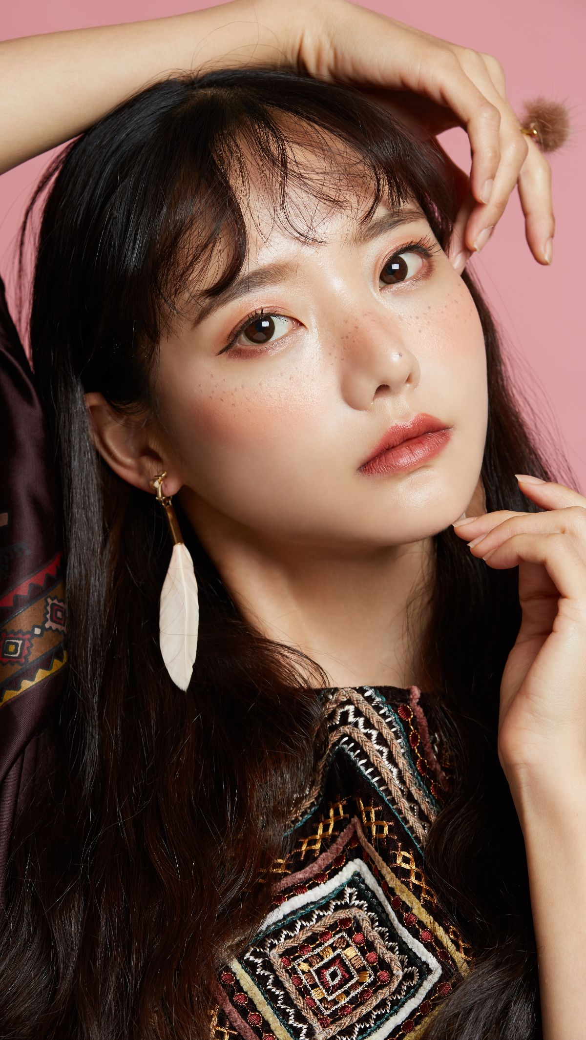 Tutorial Pakai Eyeshadow di Bawah Mata, Hasilnya Look Makin Dramatis