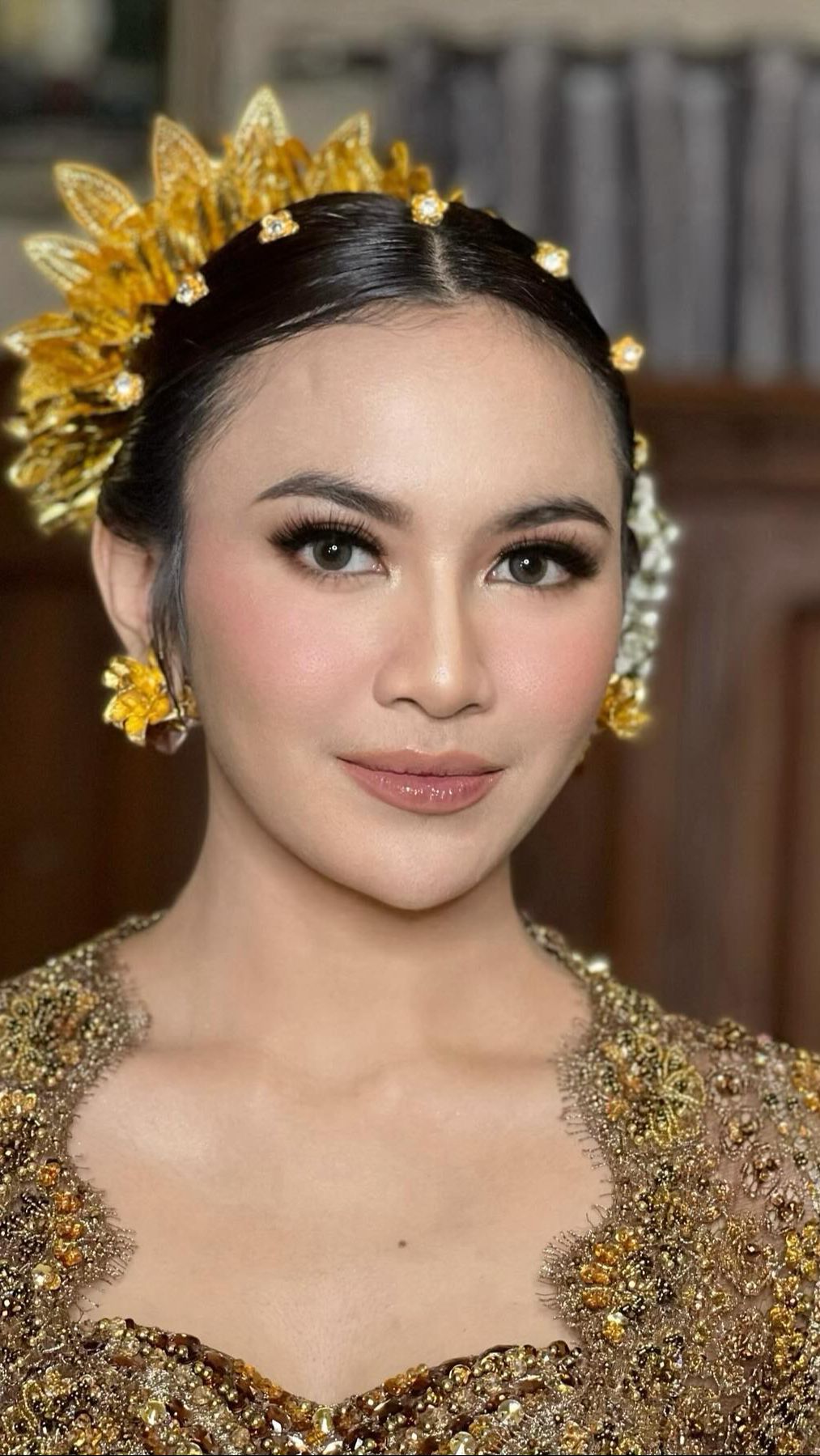 Makeup Mahalini tampak bernuansa peach sehingga terlihat begitu memesona