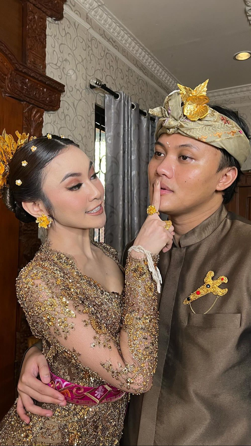 Mahalini dan Rizky telah menggelar upacara adat pada 5 Mei kemudian dikabarkan pada 8 Mei keduanya akan terbang ke Jakarta untuk melaksanakan akad dan resepsi pernikahan