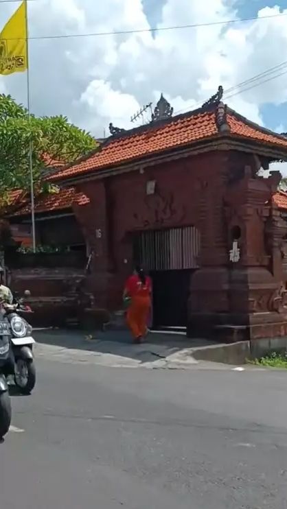 Penampakan luar rumah Mahalini terlihat kediamannya yang begitu kental ornamen Bali.