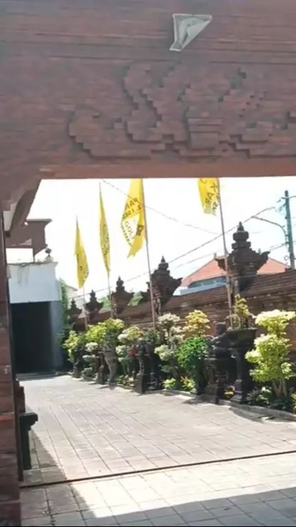 Terliat halaman rumahnya yang begitu luas dan besar. Pagar pembatas pun begitu tinggi dengan ukiran.