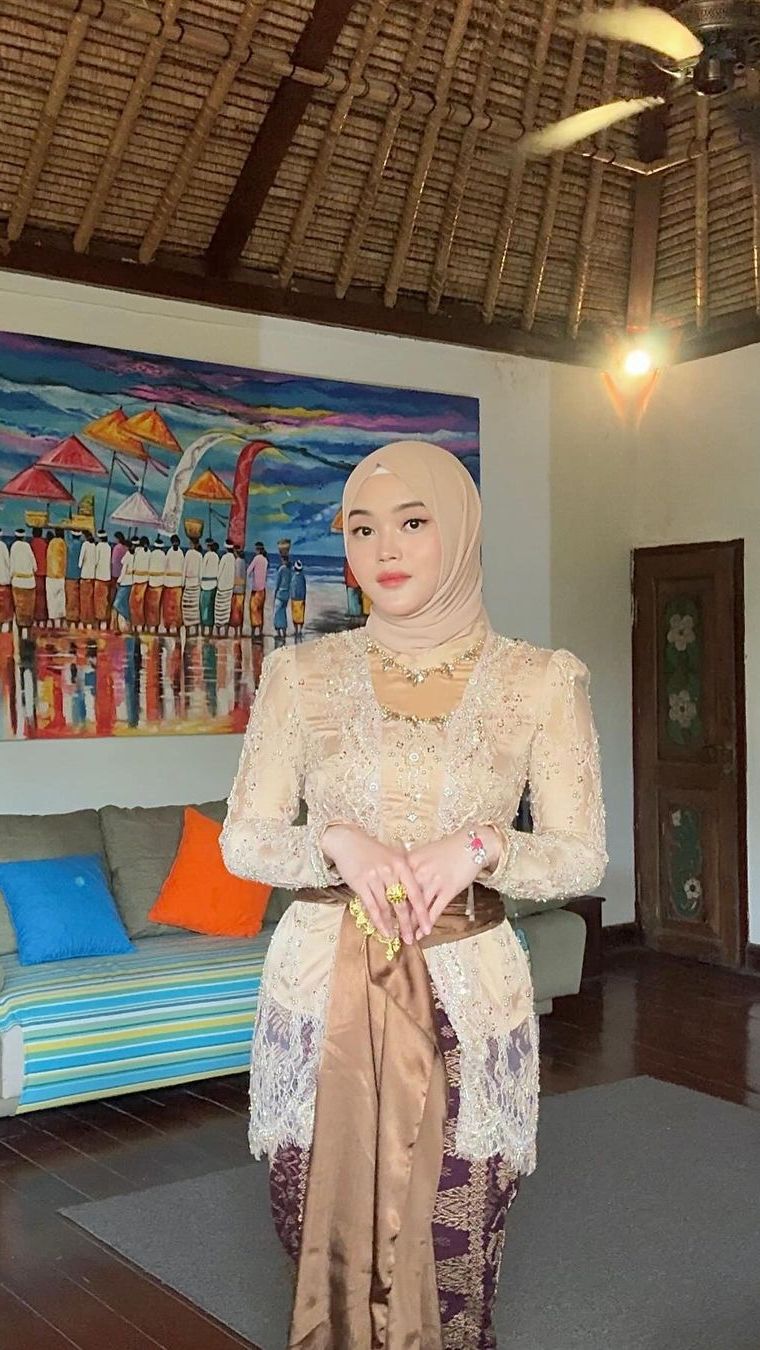 10 Potret Putri Delina Tampil Manglingin di Acara Mepamit Mahalini