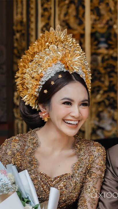 Desainer Ungkap Rumitnya Pembuatan Kebaya Mewah Mahalini yang Dikenakan Saat Prosesi Mepamit