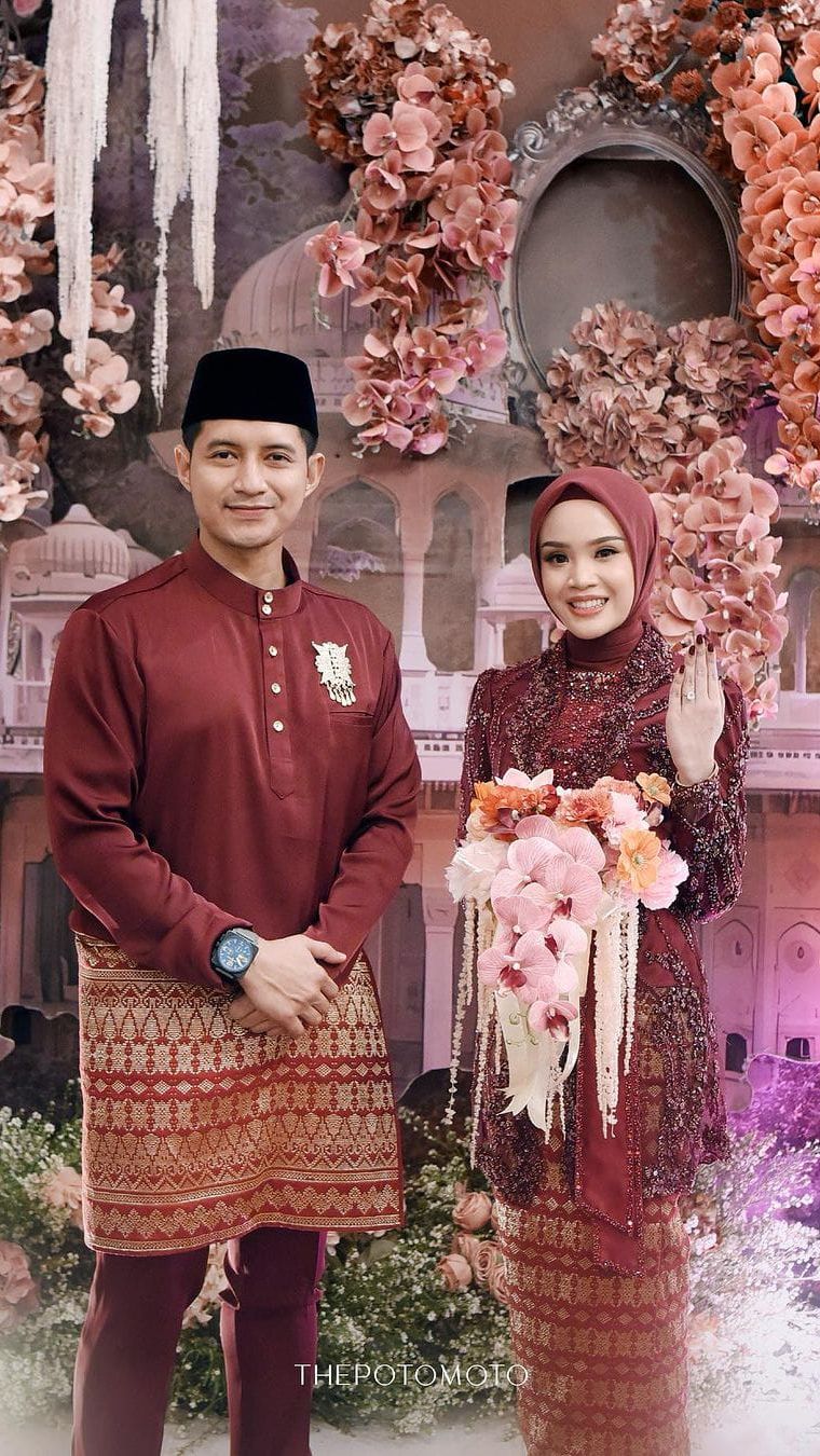 8 Potret Momen Lamaran Chand Kelvin dan Dea Sahirah, Serba Merah!