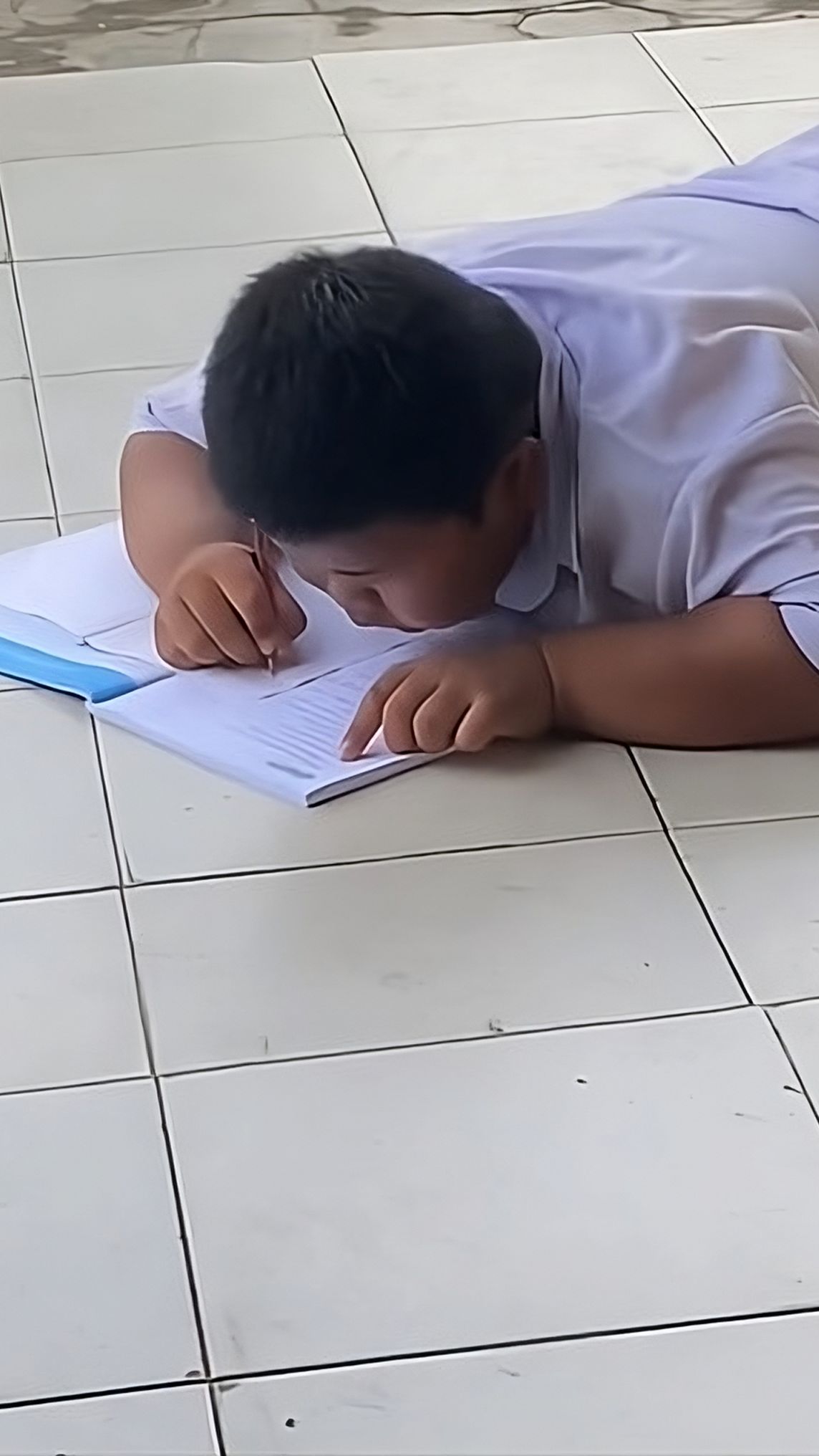 Sabarnya Guru Hadapi Murid yang Selalu Ingin Menulis di Lantai