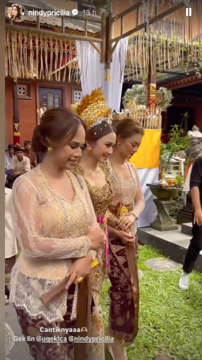 Paras ayu dari istri kakak Mahalini, Dion Raharja, saat dibalut kebaya Bali turut menyita perhatian netizen.