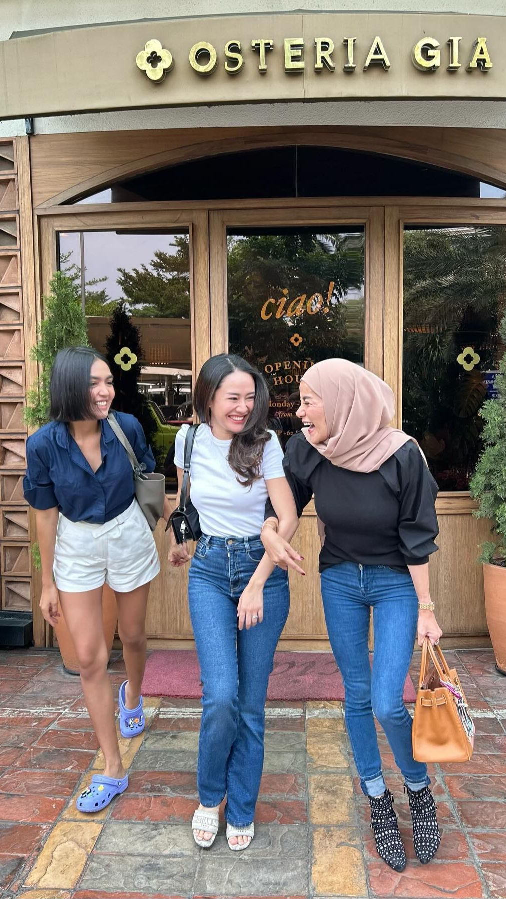 Namun penampilan terbaru Olla tersebut justru dinilai netizen terlalu kurus. Terlebih bagian kaki jenjangnya yang bikin salfok