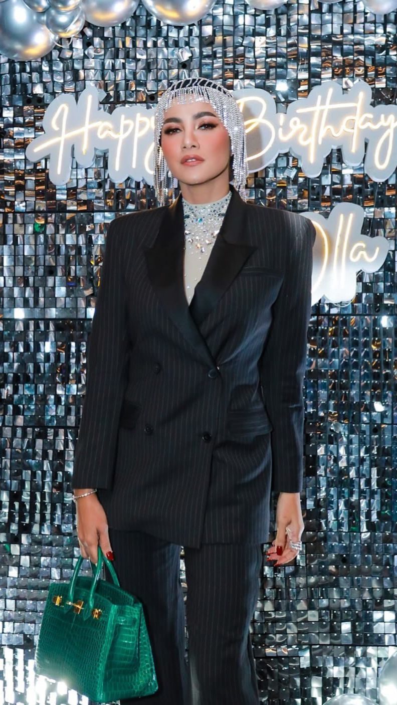 Terlepas dari pro dan kontra mengenai penampilannya kini, Olla memang dikenal sebagai selebriti yang kerap tampil dengan outfit kece dan berkelas