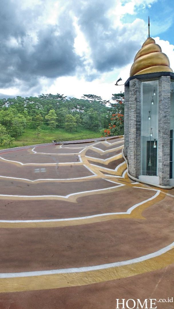 Bentuknya yang nyeleneh mengikuti pola cangkang keong membuat bangunan tersebut tampak unik. Di bagian atasnya diberi warna emas agar semakin mirip dengan cangkang