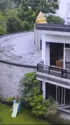 Boyke mengaku mendapatkan ide tersebut saat pergi ke salah satu tempat wisata di Singapura