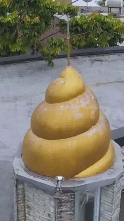 Kala itu, ia melihat sebuah keong Nautilus Pompilius yang melingkar dengan dalamnya yang bersekat-sekat. Akhirnya, ia pun mulai mendesain rumah impiannya ini sendiri dibantu dengan arsitek