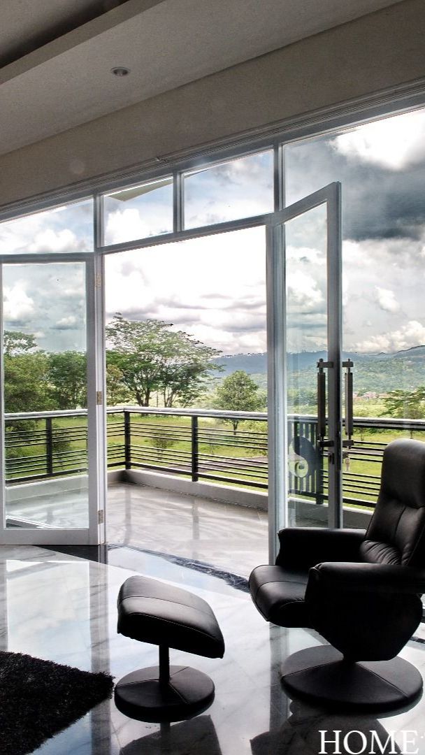 Selain itu, rumah ini juga punya feng shui yang menarik. Desain rumah ini selalu lebih rendah di bagian depan agar energi positif terus mengalir.