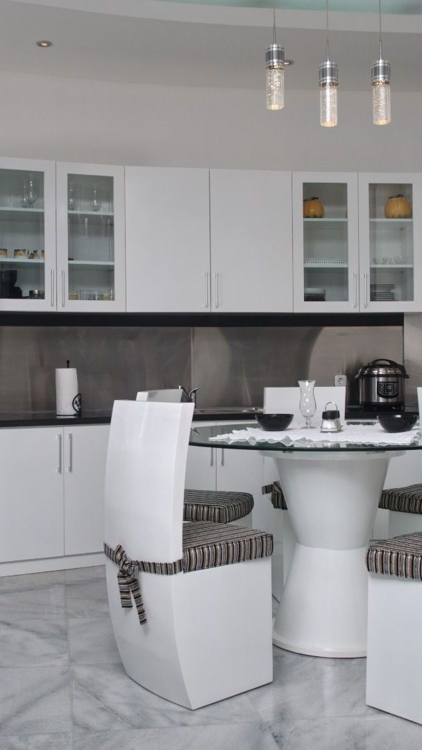 Salah satu area yang tak kalah mencuri perhatian adalah bagian dapur. Ruangan didesain begitu mewah meski dengan warna hitam dan putih