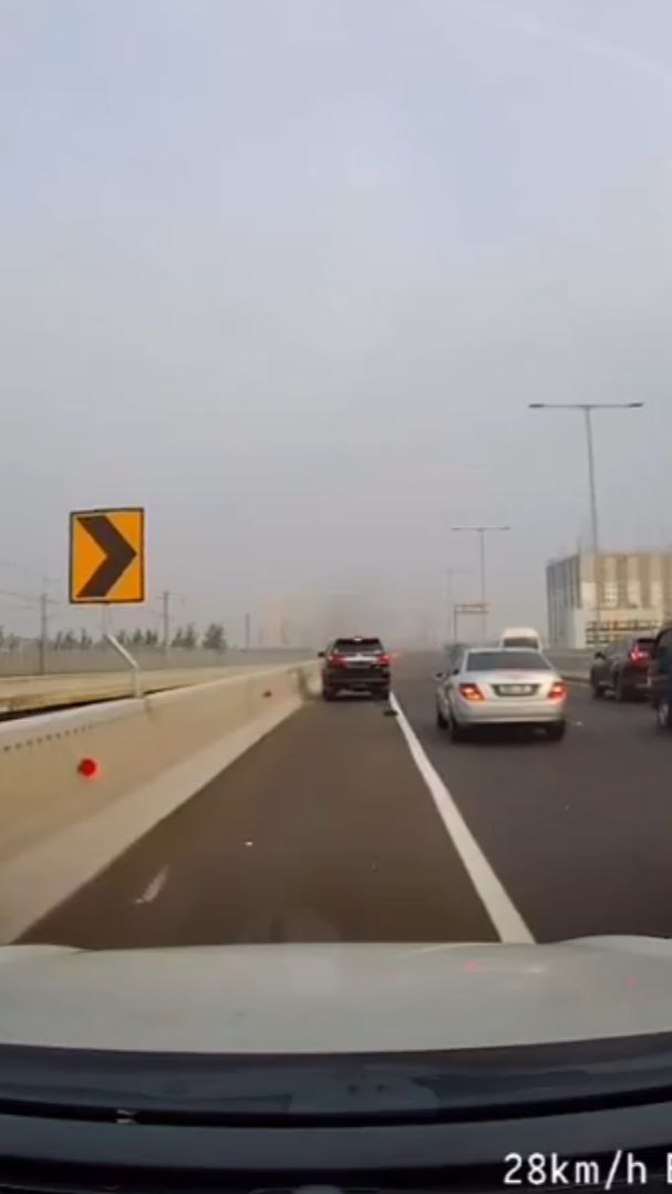 Viral Detik-detik Kecelakaan Fortuner dan Elf di Tol MBZ, Pelat Dinas Berubah Jadi Sipil