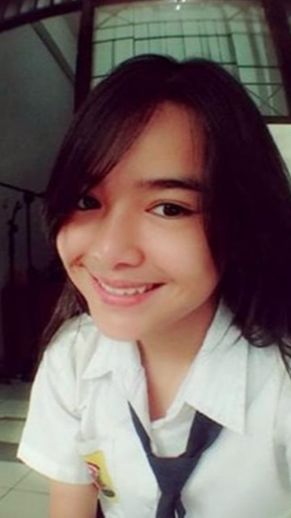 Di usianya yang masih belasan tahun, Amanda terlihat begitu cantik dan memesona