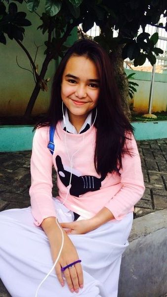 Wanita kelahiran 6 Desember 1999 itu juga memiliki senyuman yang begitu manis