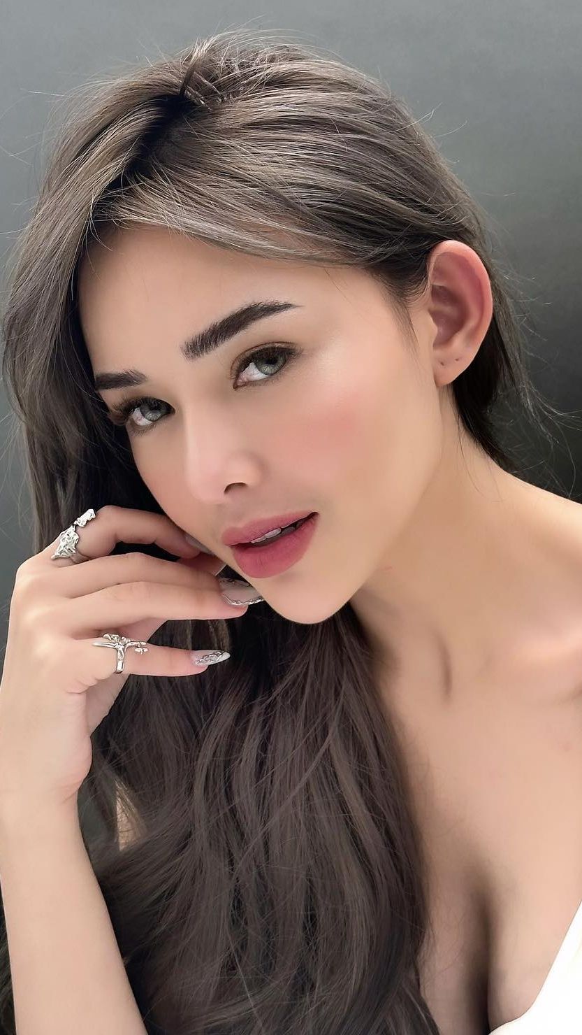 Namun seiring waktu, penampilan Amanda pun semakin dewasa. Ia juga kembali memanjangkan rambut